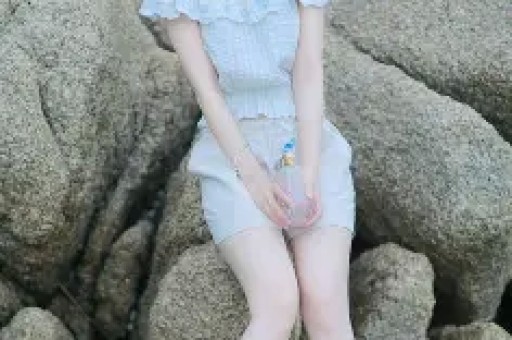 撒贝宁带娃游玩迪士尼儿子穿东北碎花衬衫抢镜洋媳妇气质不俗