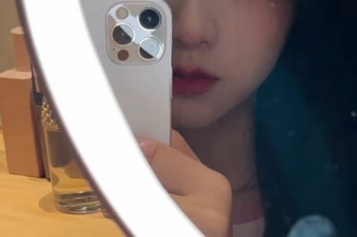 明星开会也无奈！杨幂任副会长缺席佟丽娅低头蒋欣满脸不耐烦